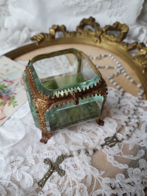 antiqueglassjewelrycase20220125.jpg