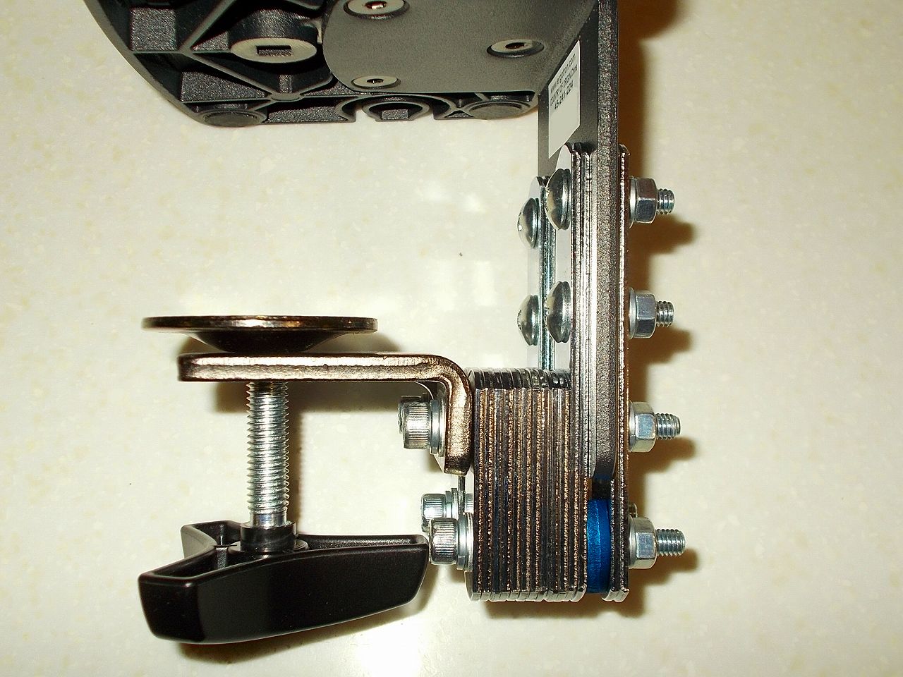 エルゴトロン LX モニターアームのクランプをフレーム付きワーク 