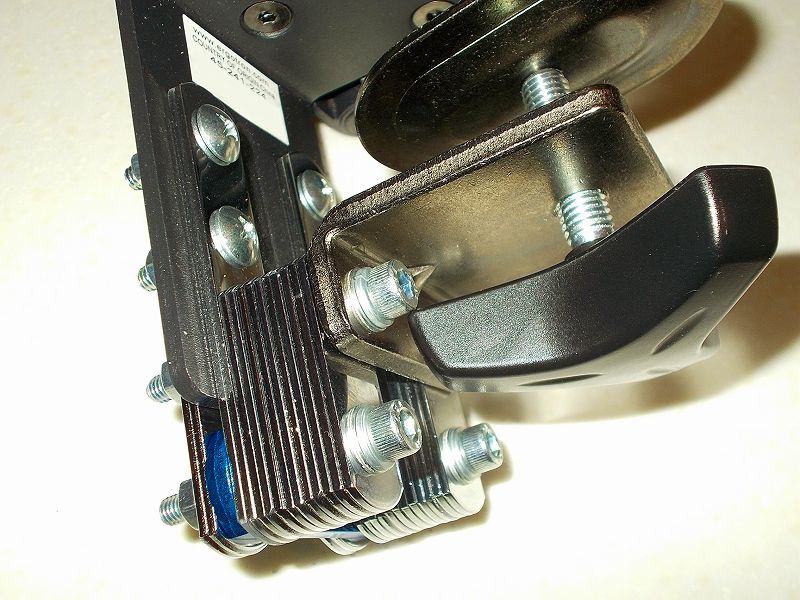 エルゴトロン LX モニターアームのクランプをフレーム付きワークテーブルに固定した時のメモ、エルゴトロン LX モニターアームクランプ - ワークテーブルへクランプ取付固定、エルゴトロン LX モニターアーム台座に各種ネジ・部品・金具を使ってクランプを固定、クランプハンドルを回して締めたときの最下段にある六角穴付ボルト 半ネジ M6×55 とのクリアランスなし、接触干渉