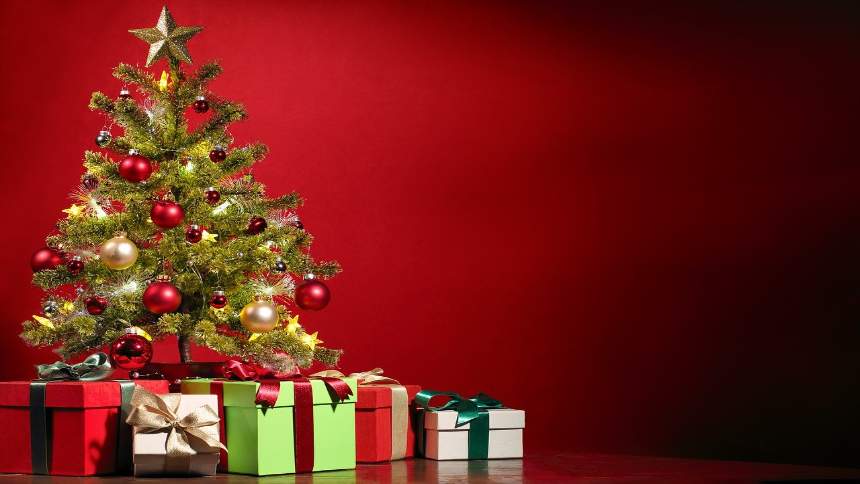 Christmas-tree-and-gifts