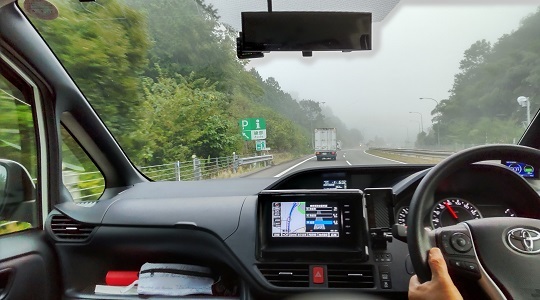 霧中の舞鶴自動車道