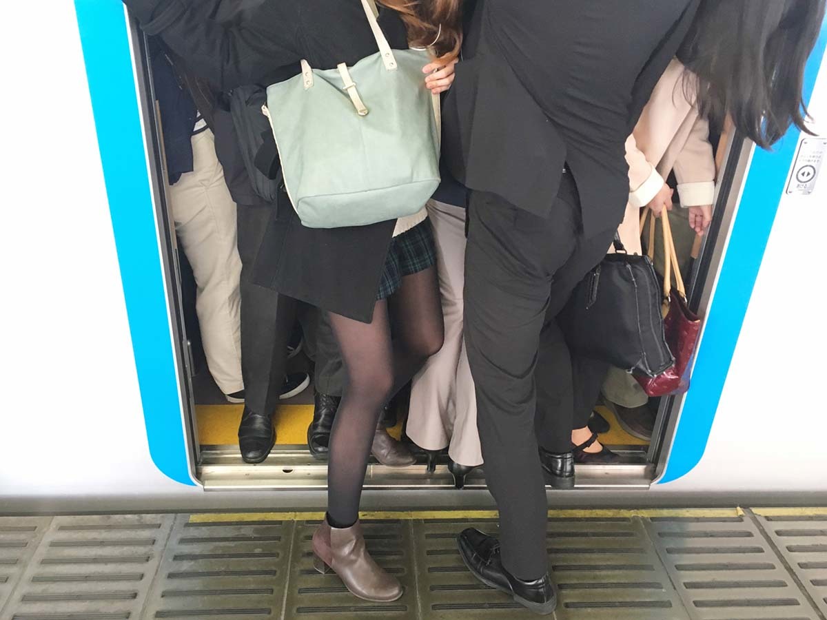満員電車内_トゥスチールで他人の革靴に傷をつける非紳士的行為