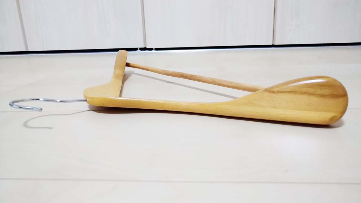 革ジャン（ライダース）に使用する最適なハンガー_一般的な木製ハンガー2
