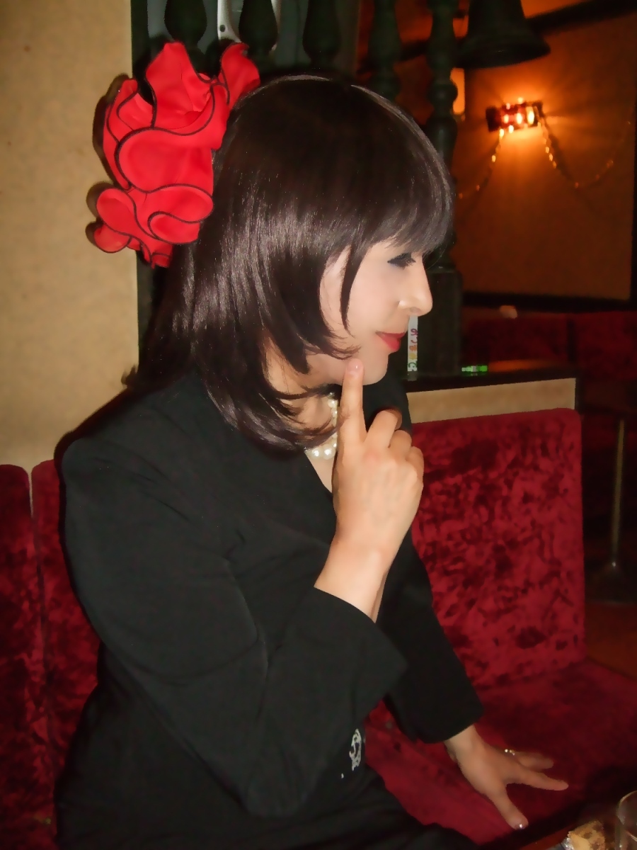 201115(黒のスーツに赤い髪飾り2008年5月)