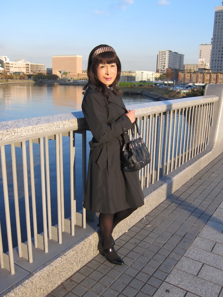 黒トレンチコートに紺セーラー服横浜(1)