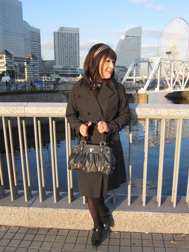 黒トレンチコートに紺セーラー服横浜(2)