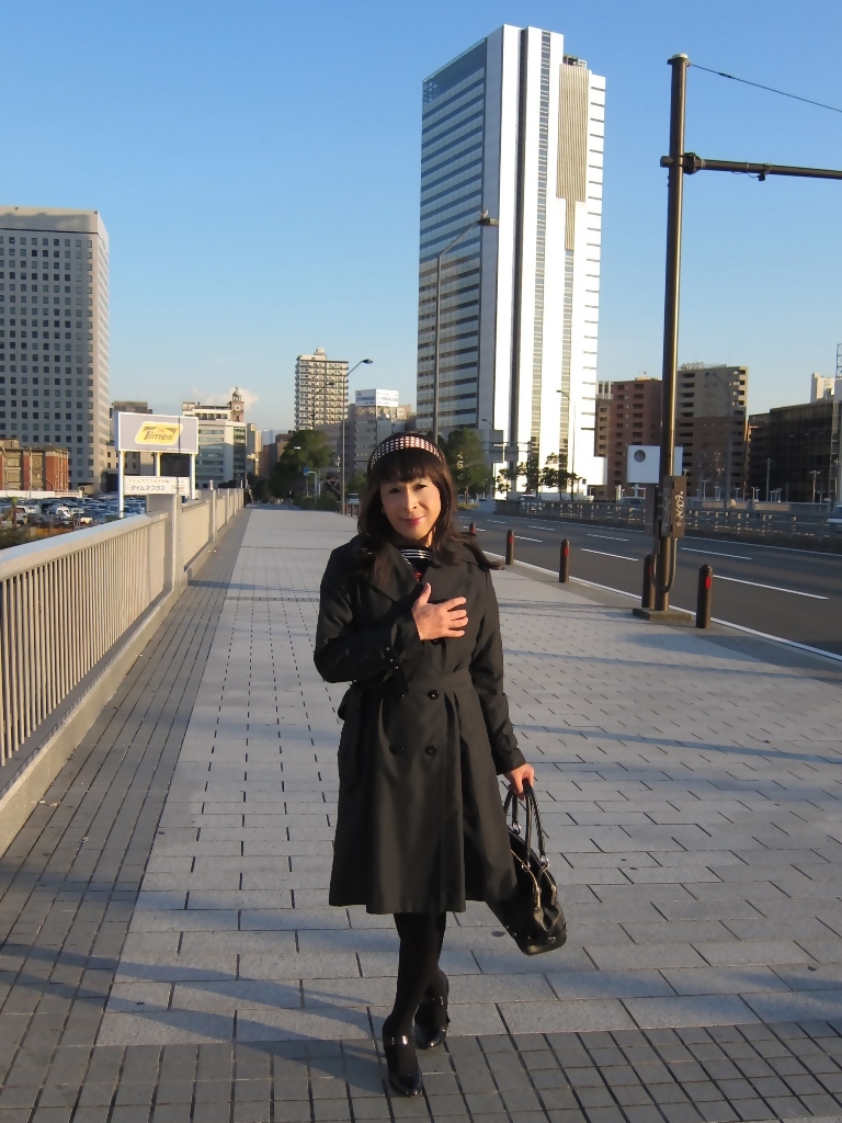 黒トレンチコートに紺セーラー服横浜(3)
