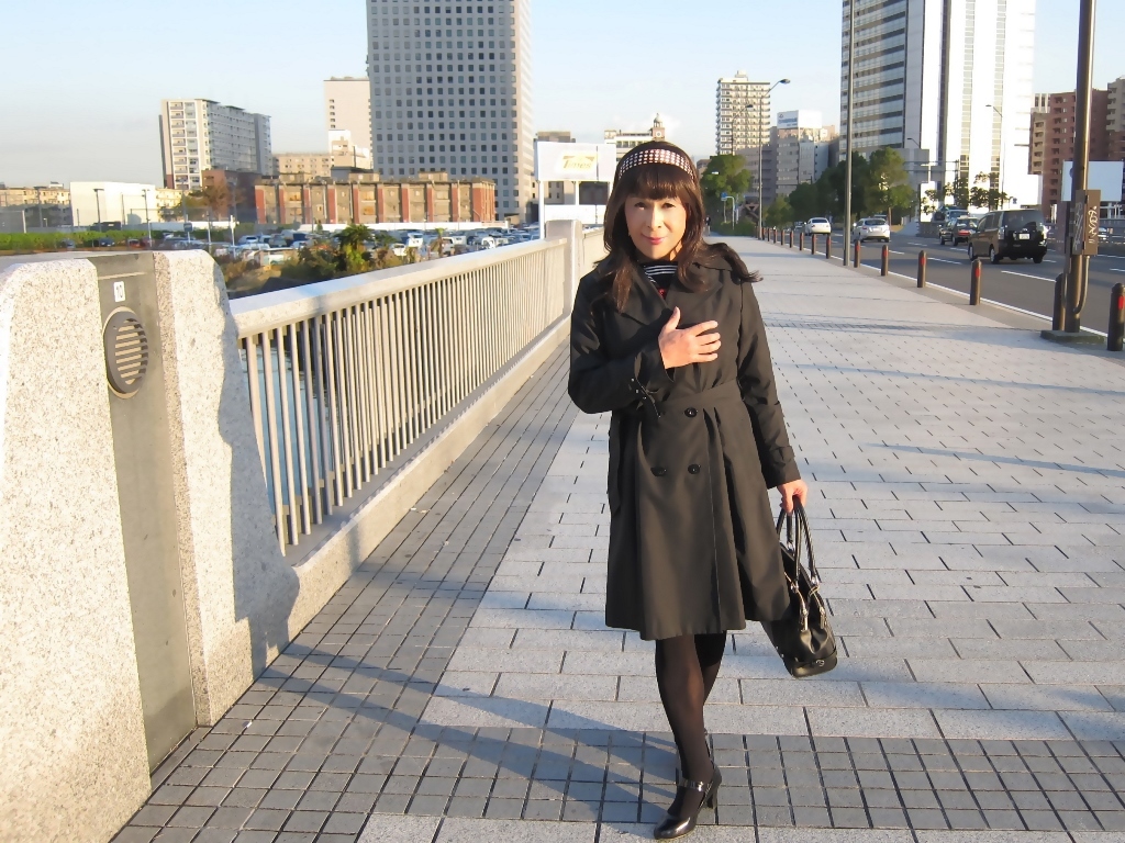 黒トレンチコートに紺セーラー服横浜(4)
