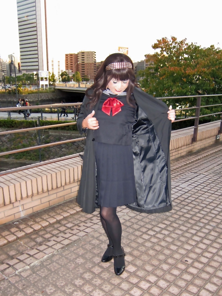 黒トレンチコートに紺セーラー服横浜(5)