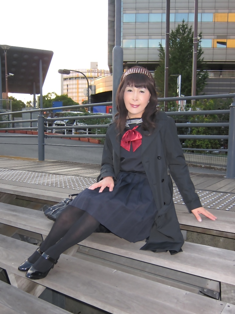 黒トレンチコートに紺セーラー服横浜(6)