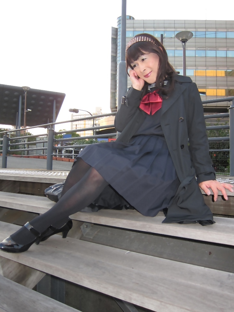 黒トレンチコートに紺セーラー服横浜(8)
