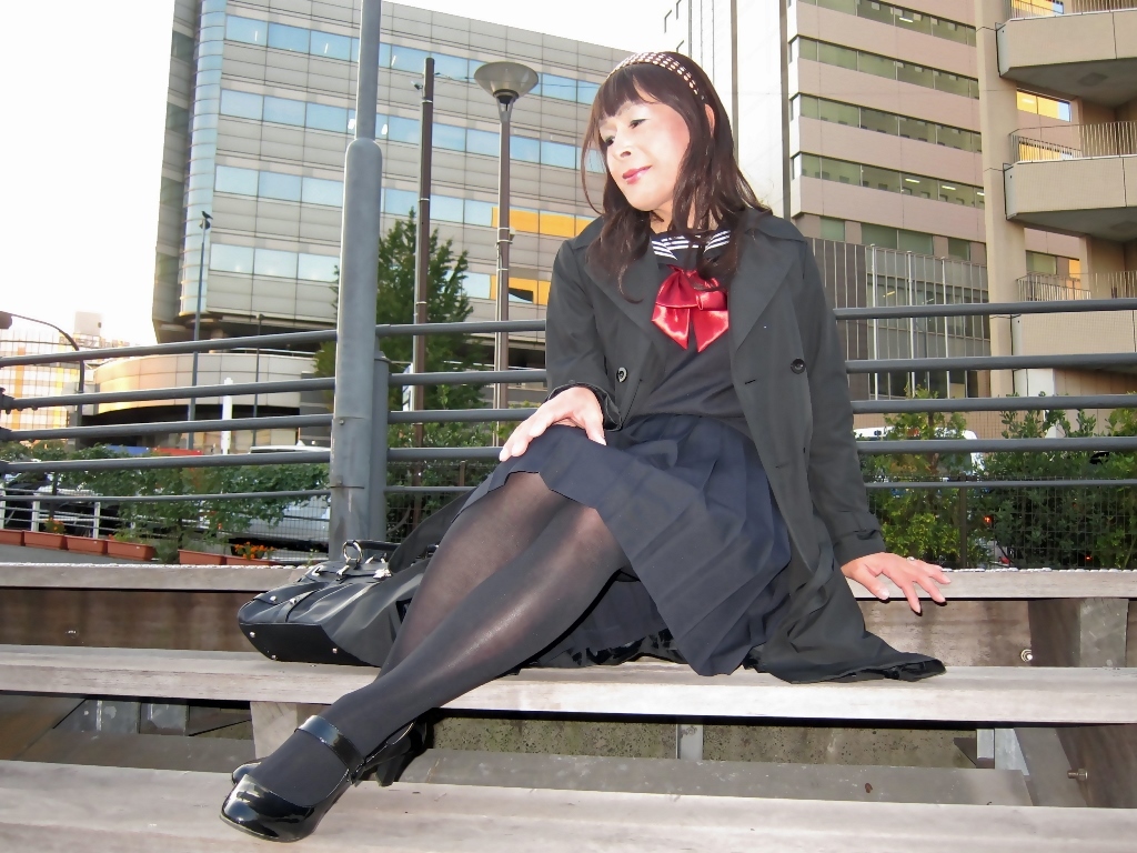 黒トレンチコートに紺セーラー服横浜(9)