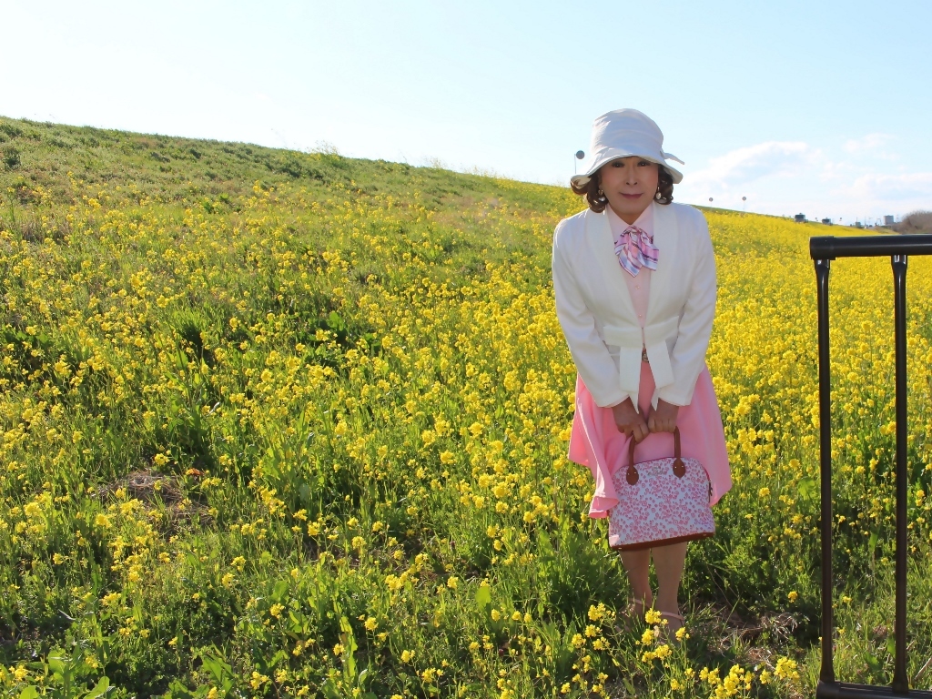 白ジャケットピンクスカート菜の花(4)