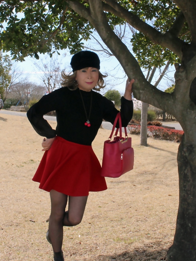 黒ブラウス赤フレアーミニスカート(1) - 星野愛(めぐみ)のブログ