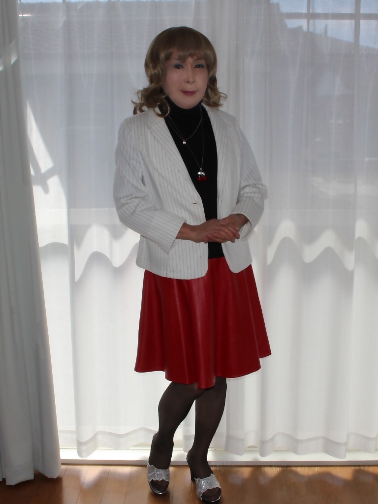白ジャケット赤レザーフレアースカート(1)