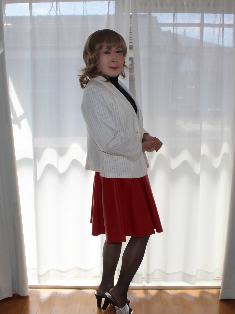 白ジャケット赤レザーフレアースカート(2)