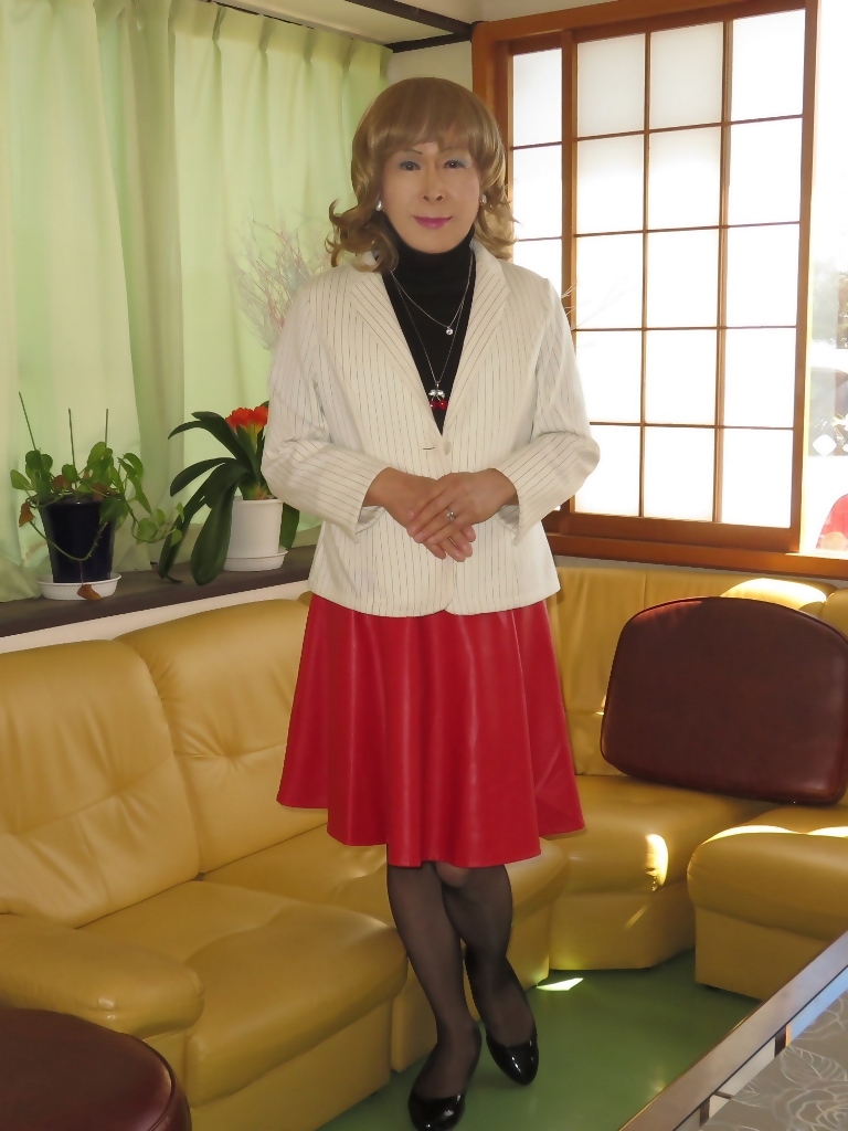 白ジャケット赤レザーフレアースカート(4)