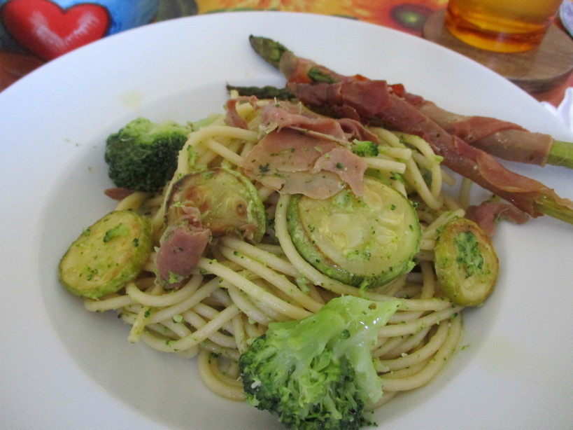 spaghetti_aglio_olio_peperoncino_con_prosciutto_crudo_zucchini_broccoli_con_asparagi2_210705