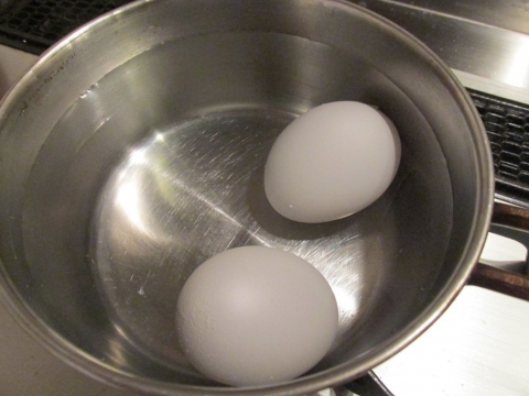 ゆで卵を作る１