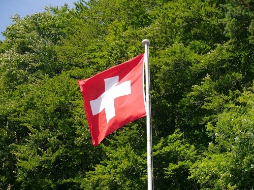 スイス国旗とスイスの森