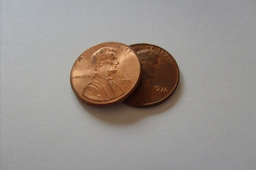 机の上に置かれた２枚の茶色のコイン