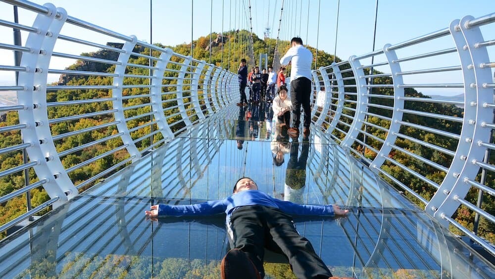 ガラス 吊り橋 中国 琵岩山 吉林省