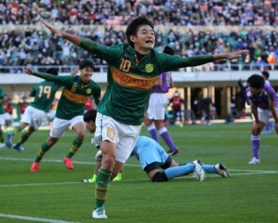 Shizuoka Gakuens Yosuke Furukawa (next season for Jubilo Iwata in the first division ) scored an incredible solo goal