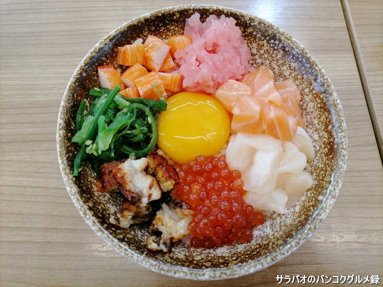 にじきは新鮮な海鮮丼が看板メニューの高コスパ日本食店　in　サームヤーン