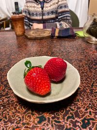 【写真】みほさんのお母様手作りのお皿に並ぶポレポレ苺