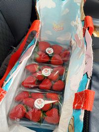 【写真】車の座席に置かれたマイバッグに入ったポレポレ苺のパック３つ