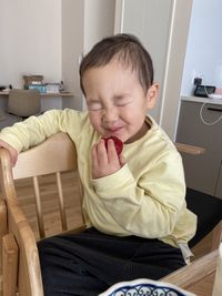 【写真】宅配で届いたポレポレ苺を食べているところ