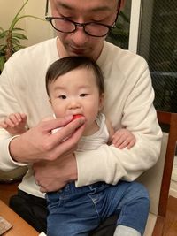 【写真】１歳になる赤ちゃんがポレポレ苺を食べさせてもらっているところ