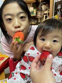 【写真】カワイイ姉妹がポレポレ苺を頬張っているところ
