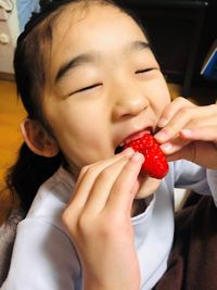 【写真】ポレポレ苺を両手で持って嬉しそうに食べているみえいちゃん