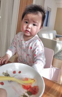 【写真】潰したポレポレ苺のお皿を前に立つゆいちゃん