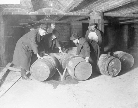 Prohibition_agents_destroying_barrels_of_alcohol_(United_States,_prohibition_era)